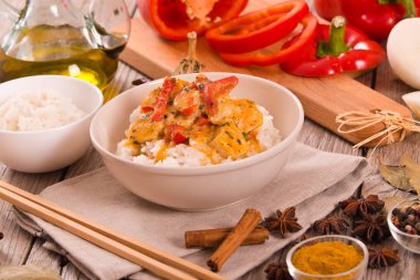 Ahşap masa üzerinde Tay kırmızı köri.