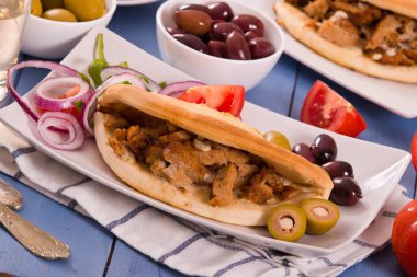 Beyaz çanak üzerinde Yunan pide.