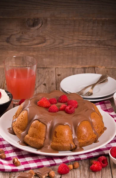 Pastel Chocolate Con Frambuesas Plato Blanco —  Fotos de Stock