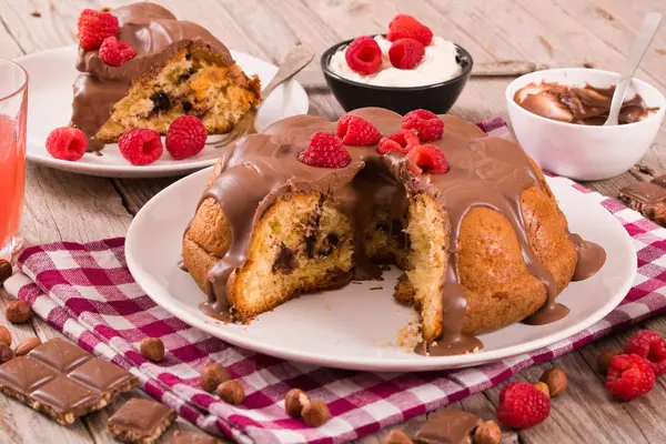 Torta Cioccolato Con Lamponi Piatto Bianco — Foto Stock