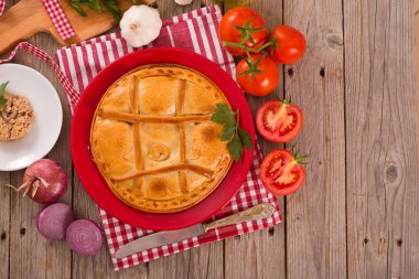 İspanyol tuna pasta beyaz çanak üzerinde.