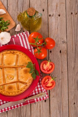 İspanyol tuna pasta beyaz çanak üzerinde.