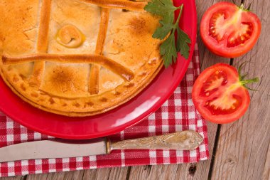 İspanyol tuna pasta beyaz çanak üzerinde.