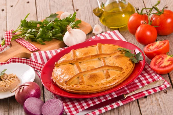 Spanische Thunfischtorte Auf Weißem Teller — Stockfoto