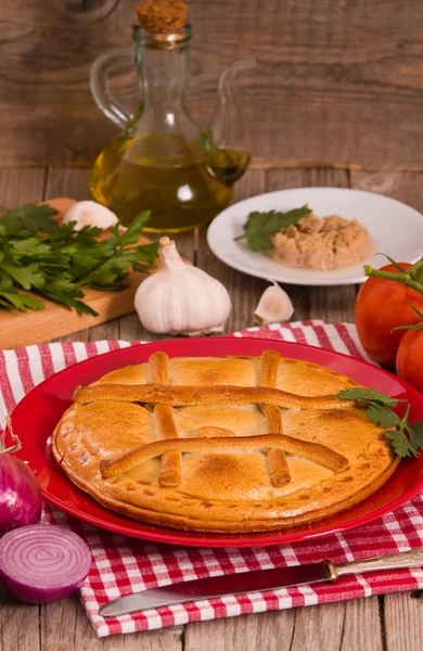 Torta Tonno Spagnolo Piatto Bianco — Foto Stock