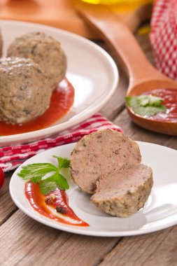 Domates soslu köfte..