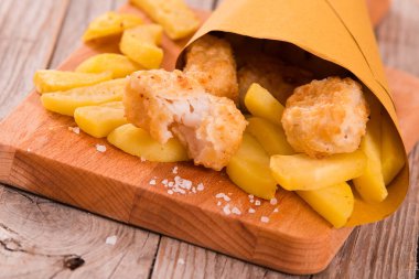 Balık ve cips beyaz çanak üzerinde.