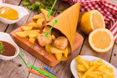 Balık ve cips beyaz çanak üzerinde.