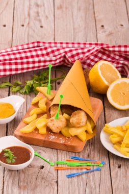 Balık ve cips beyaz çanak üzerinde.