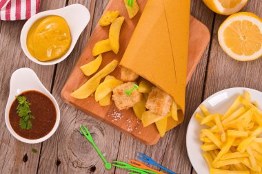 Balık ve cips beyaz çanak üzerinde.