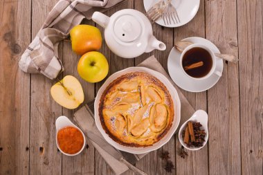 Tarte normande beyaz çanak üzerinde.