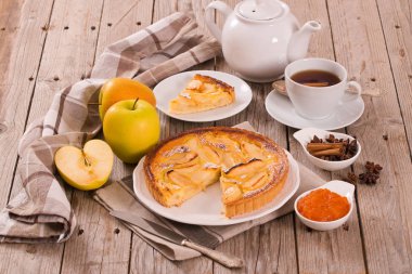 Tarte normande beyaz çanak üzerinde.