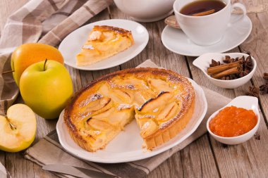 Tarte normande beyaz çanak üzerinde.