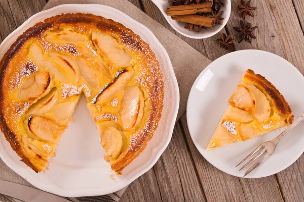 Tarte normande beyaz çanak üzerinde.