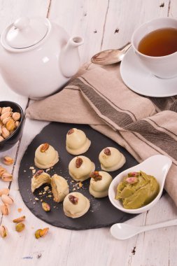 Ahşap masa üzerinde fıstıklı Trüf mantarı.