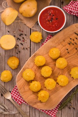 Düşes patates domates sos ile.