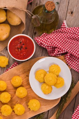 Düşes patates domates sos ile.