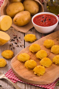 Düşes patates domates sos ile.