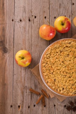 Elma pasta ahşap masa üzerinde harap.