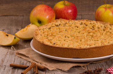 Elma pasta ahşap masa üzerinde harap.