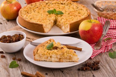 Elma pasta ahşap masa üzerinde harap.