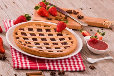 Beyaz çanak üzerinde çilekli Tart.