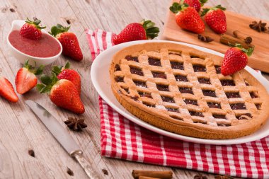 Beyaz çanak üzerinde çilekli Tart.