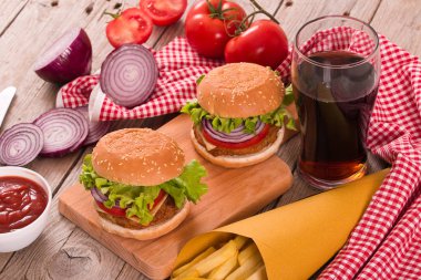 Hamburger kesme tahtası ketçap ile.