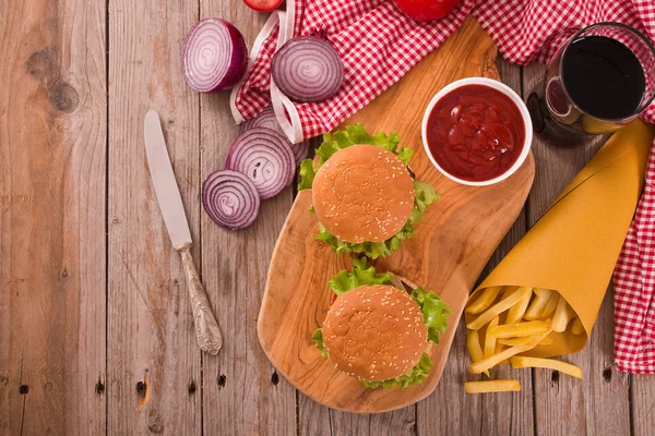 Hamburger kesme tahtası ketçap ile.