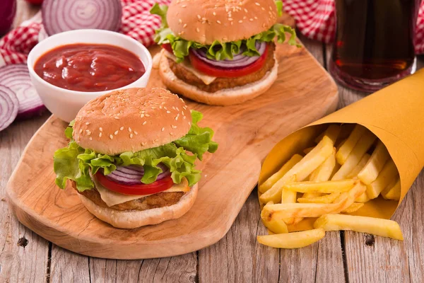 Hamburger Con Ketchup Sul Tagliere — Foto Stock