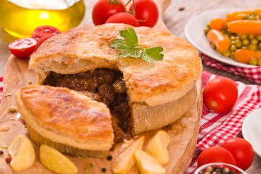 Biftekli börek havuç, bezelye ve patates kızartması ile.