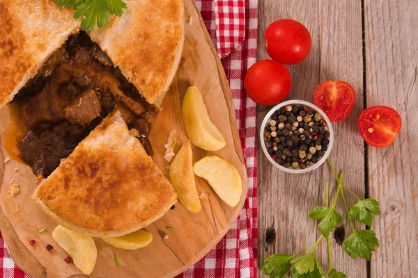 Steak Pie Med Morötter Ärter Och Pommes Frites — Stockfoto