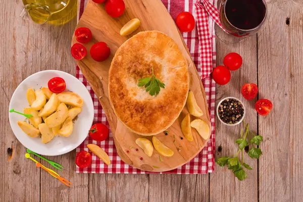 Steakkuchen Mit Karotten Erbsen Und Pommes — Stockfoto