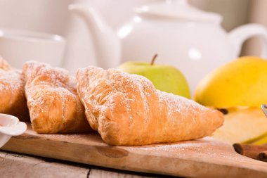 Beyaz çanak üzerinde reçelli Apple puffs.