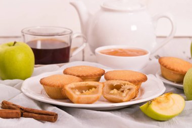 Elmalı turta beyaz çanak üzerinde reçelli.