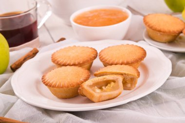 Elmalı turta beyaz çanak üzerinde reçelli.