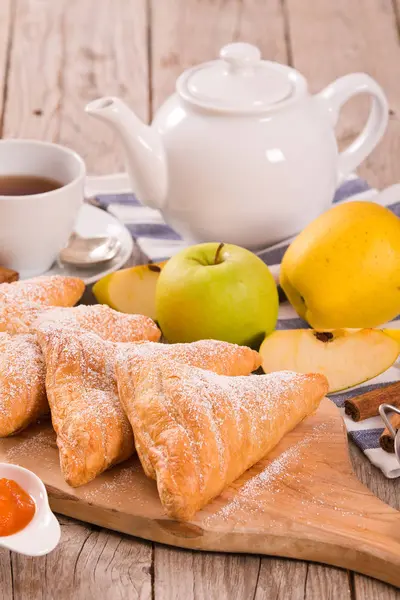 Beyaz çanak üzerinde reçelli Apple puffs.