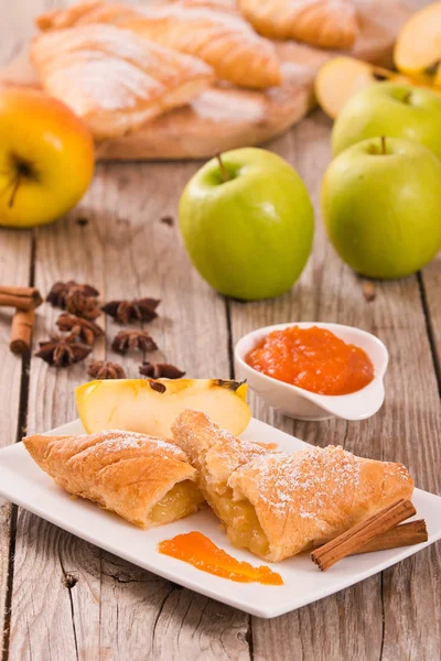 Apfelblätter Mit Marmelade Auf Weißem Teller — Stockfoto
