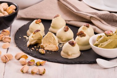 Siyah çanak üzerinde fıstıklı Trüf mantarı.