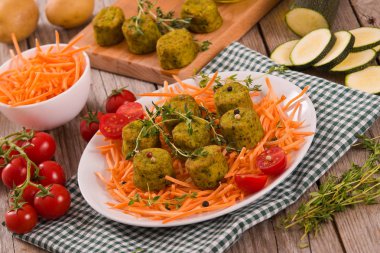 Beyaz çanak üzerinde vejetaryen köfte.