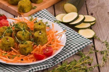 Beyaz çanak üzerinde vejetaryen köfte.