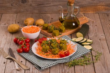 Beyaz çanak üzerinde vejetaryen köfte.