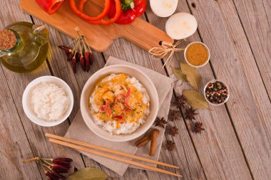 Ahşap masa üzerinde Tay kırmızı köri.