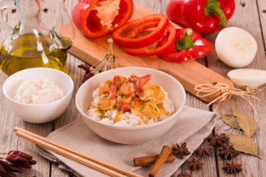 Ahşap masa üzerinde Tay kırmızı köri.