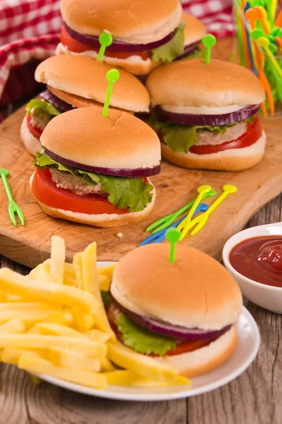 Mini Hamburgers Met Friet Snijplank — Stockfoto