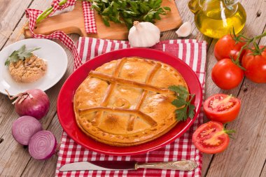 İspanyol tuna pasta beyaz çanak üzerinde.