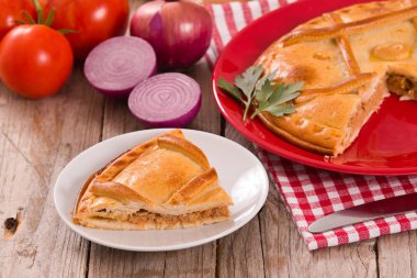 İspanyol tuna pasta beyaz çanak üzerinde.