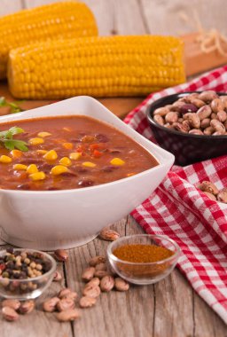 Sığır eti biber beyaz çanak üzerinde.