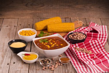 Sığır eti biber beyaz çanak üzerinde.