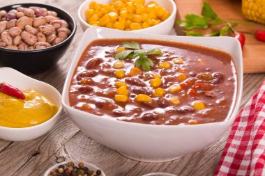 Sığır eti biber beyaz çanak üzerinde.